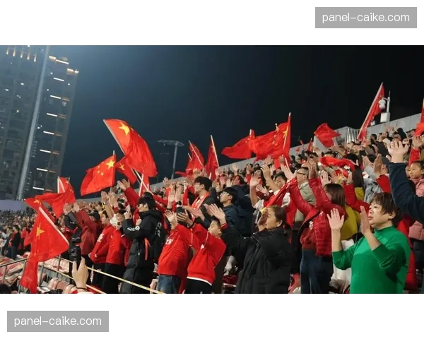 新疆主场球迷高喊“劳道”助威，红色海洋震撼全场