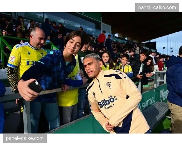 特写：在确定保级后，加的斯全队与主场球迷久久庆祝